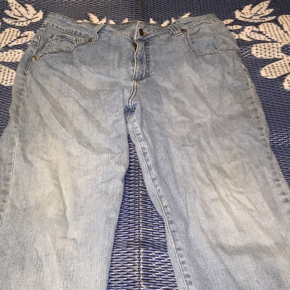 Women’s Capris - Picture 1 of 4